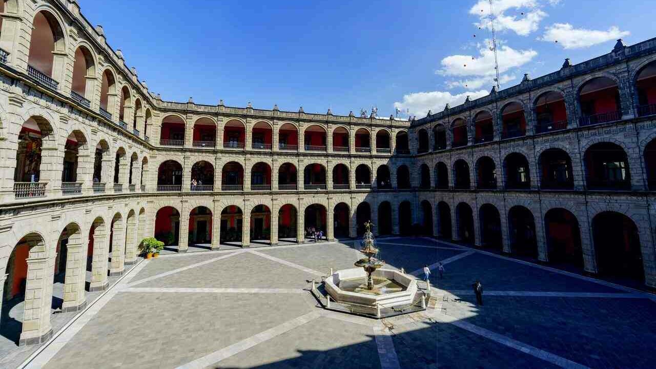 Visit the Courtyards at palacio national tour in mexico