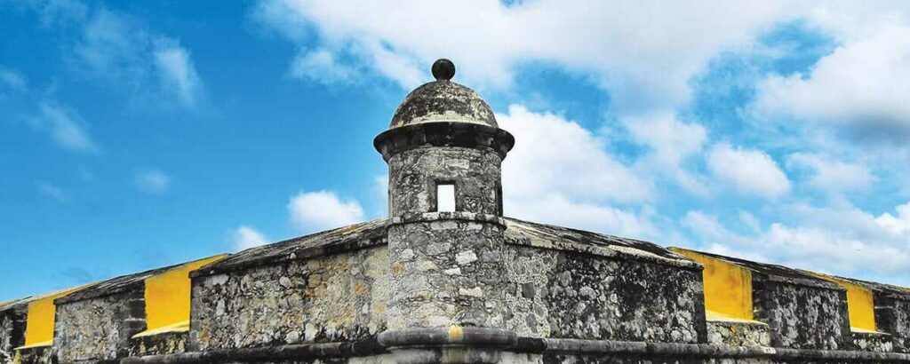 guide for turists at historical fuerte de san jose